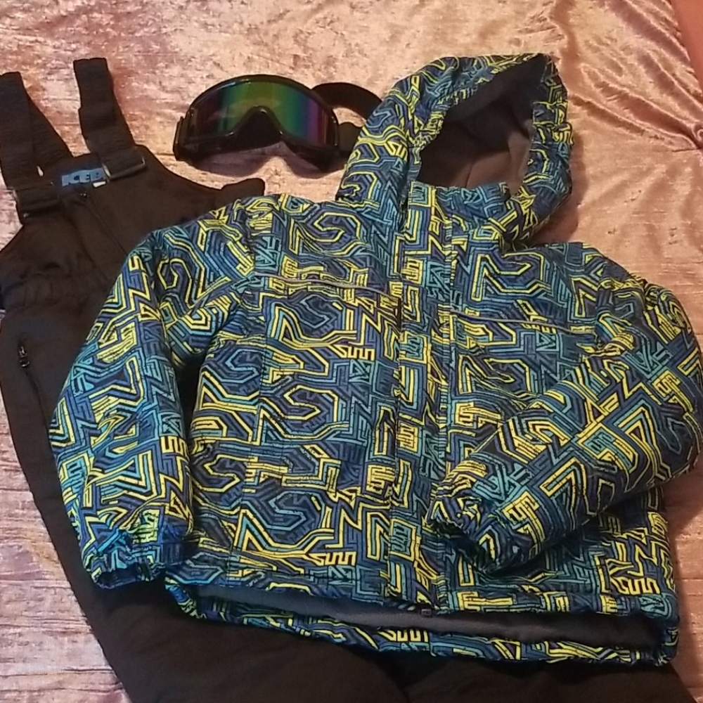 Boys - Size 6/7 - 2 piece Ski/Snow Suit